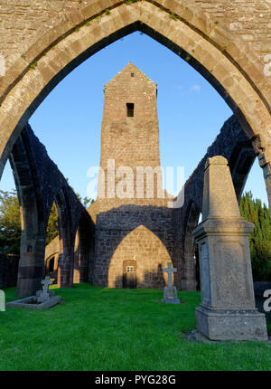 Am frühen Morgen Sonne im 12. Jahrhundert Muthill Turm und Reste der Mauern der Kirche Perth & Kinross, Schottland Stockfoto