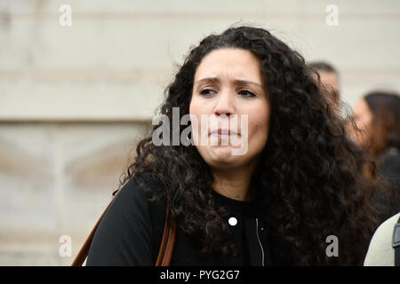 London, Großbritannien. 27. Oktober 2018. Malia Bouattia melden Sie den Vereinigten Familien und Freunde Kampagne (UFFC) 20. Jahrestag Prozession März Downing Street Nachfrage fordern Gerechtigkeit für ihre Liebe durch Maßnahmen am 27. Oktober 2018, London, UK getötet. Bild Capital/Alamy leben Nachrichten Stockfoto