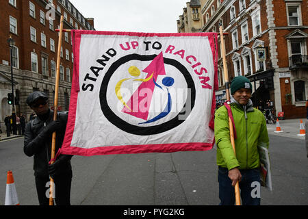 London, Großbritannien. 27. Oktober 2018. Opfer der Weißen, Schwarzen und Asiaten die Vereinigten Familien und Freunde Kampagne (UFFC) 20. Jahrestag Prozession März Downing Street Nachfrage bitten, fordern Gerechtigkeit für ihre Liebe durch Maßnahmen am 27. Oktober 2018, London, UK getötet. Bild Capital/Alamy leben Nachrichten Stockfoto