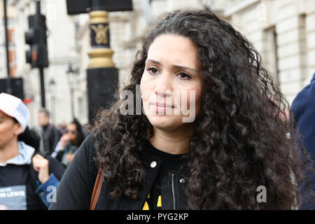 London, Großbritannien. 27. Oktober 2018. Malia Bouattia melden Sie den Vereinigten Familien und Freunde Kampagne (UFFC) 20. Jahrestag Prozession März Downing Street Nachfrage fordern Gerechtigkeit für ihre Liebe durch Maßnahmen am 27. Oktober 2018, London, UK getötet. Bild Capital/Alamy leben Nachrichten Stockfoto