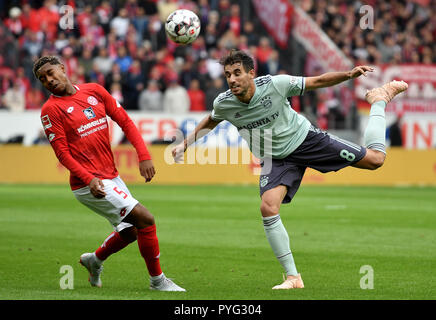 Mainz, Deutschland. 27 Okt, 2018. 27. Oktober 2018, Deutschland, Mainz: Fußball: Bundesliga, FSV Mainz 05 - Werder Bremen, 10. Spieltag im Opel Arena. Jean-Paul Boetius (L) aus Mainz spielt gegen Javier Martinez aus Bayern. Credit: Torsten Silz/dpa - WICHTIGER HINWEIS: DFL d DFB-Vorschriften die Verwendung von Fotografien als Bildsequenzen und/oder quasi-Video./dpa/Alamy Leben Nachrichten verbieten Stockfoto