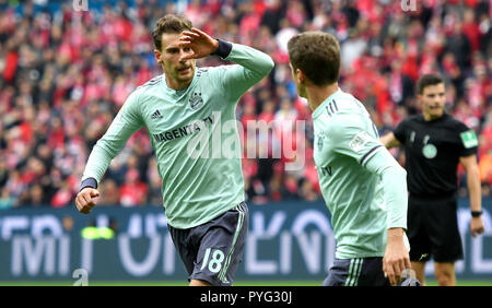Mainz, Deutschland. 27 Okt, 2018. 27. Oktober 2018, Deutschland, Mainz: Fußball: Bundesliga, FSV Mainz 05 - Werder Bremen, 10. Spieltag im Opel Arena. Bayerns Leon Goretzka cheers mit Bayerns Thomas Mueller (R) nach seinem 0-1 Ziel. Credit: Torsten Silz/dpa - WICHTIGER HINWEIS: DFL d DFB-Vorschriften die Verwendung von Fotografien als Bildsequenzen und/oder quasi-Video./dpa/Alamy Leben Nachrichten verbieten Stockfoto