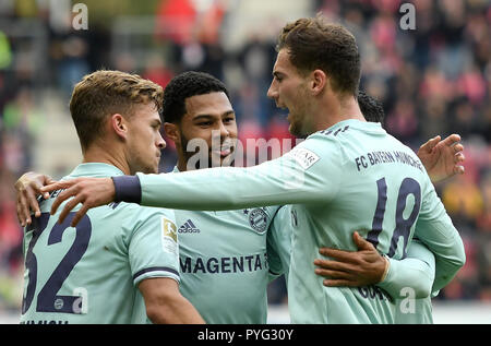 Mainz, Deutschland. 27 Okt, 2018. 27. Oktober 2018, Deutschland, Mainz: Fußball: Bundesliga, FSV Mainz 05 - Werder Bremen, 10. Spieltag im Opel Arena. Bayerns Leon Goretzka (R) jubelt nach seinem 0-1 Ziel mit Joshua Kimmich (L) und Serge Gnabry. Credit: Torsten Silz/dpa - WICHTIGER HINWEIS: DFL d DFB-Vorschriften die Verwendung von Fotografien als Bildsequenzen und/oder quasi-Video./dpa/Alamy Leben Nachrichten verbieten Stockfoto