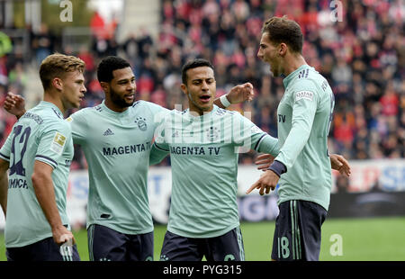 Mainz, Deutschland. 27 Okt, 2018. 27. Oktober 2018, Deutschland, Mainz: Fußball: Bundesliga, FSV Mainz 05 - Werder Bremen, 10. Spieltag im Opel Arena. Bayerns Leon Goretzka jubelt nach seinem Tor zum 0:1 mit Bayerns Joshua Kimmich, Bayerns Serge Gnabry und Bayern Thiago (L-R) Credit: Torsten Silz/dpa - WICHTIGER HINWEIS: DFL d DFB-Vorschriften die Verwendung von Fotografien als Bildsequenzen und/oder quasi-Video./dpa/Alamy Leben Nachrichten verbieten Stockfoto