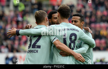 Mainz, Deutschland. 27 Okt, 2018. 27. Oktober 2018, Deutschland, Mainz: Fußball: Bundesliga, FSV Mainz 05 - Werder Bremen, 10. Spieltag im Opel Arena. Bayerns Leon Goretzka (2-R) jubelt nach seinem Tor zum 0:1 mit Bayerns Joshua Kimmich, Bayerns Serge Gnabry und Bayern Thiago (L-R). Credit: Torsten Silz/dpa - WICHTIGER HINWEIS: DFL d DFB-Vorschriften die Verwendung von Fotografien als Bildsequenzen und/oder quasi-Video./dpa/Alamy Leben Nachrichten verbieten Stockfoto