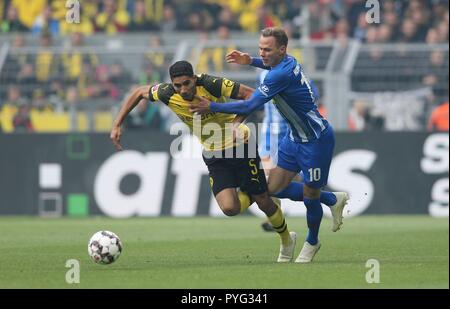 Dortmund, Deutschland. 27 Okt, 2018. firo: 27.10.2018, Fußball, 1.Bundesliga, Saison 2018/2019, BVB, Borussia Dortmund - Hertha BSC Berlin HAKIMI versus DUDA | Verwendung der weltweiten Kredit: dpa/Alamy leben Nachrichten Stockfoto