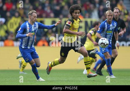 Dortmund, Deutschland. 27 Okt, 2018. firo: 27.10.2018, Fußball, 1.Bundesliga, Saison 2018/2019, BVB, Borussia Dortmund - Hertha BSC Berlin DUDA gegen WITSEL | Verwendung der weltweiten Kredit: dpa/Alamy leben Nachrichten Stockfoto