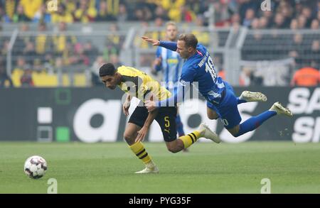 Dortmund, Deutschland. 27 Okt, 2018. firo: 27.10.2018, Fußball, 1.Bundesliga, Saison 2018/2019, BVB, Borussia Dortmund - Hertha BSC Berlin HAKIMI versus DUDA | Verwendung der weltweiten Kredit: dpa/Alamy leben Nachrichten Stockfoto