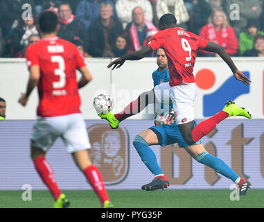 Mainz, Deutschland. 27 Okt, 2018. 27. Oktober 2018, Deutschland, Mainz: Fußball: Bundesliga, FSV Mainz 05 - Werder Bremen, 10. Spieltag im Opel Arena. Jean-Philippe Mateta (R) aus Mainz spielt gegen Bayerische Torwart Manuel Neuer. Credit: Torsten Silz/dpa - WICHTIGER HINWEIS: DFL d DFB-Vorschriften die Verwendung von Fotografien als Bildsequenzen und/oder quasi-Video./dpa/Alamy Leben Nachrichten verbieten Stockfoto
