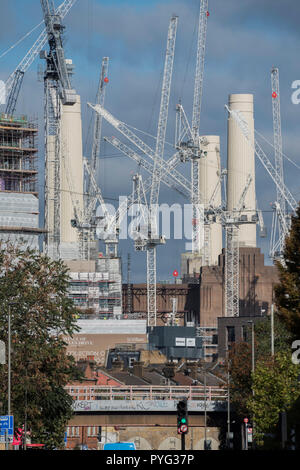 London, Großbritannien. 27. Oktober 2018. Battersea Power Station wird von Krane als neue Kamine leuchten im Herbst Sonne umgeben. Credit: Guy Bell/Alamy leben Nachrichten Stockfoto