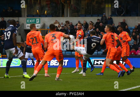 London, Großbritannien. 27 Oktober, 2018 Lee Gregor von millwall Kerben seinen 2. Ziel während Sky Bet Championship Match zwischen Millwall und Ipswich Town an der Höhle Boden, London. Kredit Aktion Foto Sport FA Premier League und der Football League Bilder unterliegen dem DataCo Lizenz EDITORIAL NUR VERWENDEN Keine Verwendung mit nicht autorisierten Audio-, Video-, Daten-, Spielpläne (außerhalb der EU), Verein/liga Logos oder "live" Dienstleistungen. On-line-in-Verwendung beschränkt auf 45 Bildern (+15 in zusätzliche Zeit). Kein Einsatz zu emulieren, bewegte Bilder. Credit: Aktion Foto Sport/Alamy leben Nachrichten Stockfoto