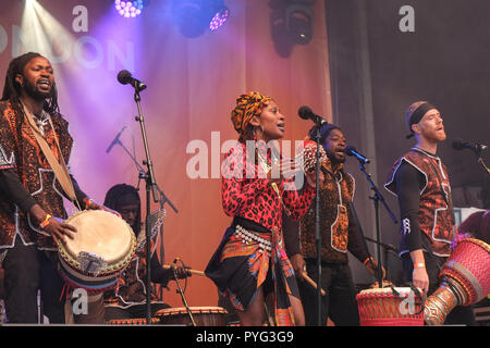 London, 27. Oktober 2018. Ein wesentlicher Teil der Bürgermeister von London's Black History Month Feiern, Tanz Gruppe Beeogo Yinga durchführen auf der Bühne des Festivals. Credit: Claire Doherty/Alamy leben Nachrichten Stockfoto