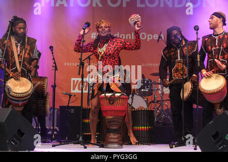 London, 27. Oktober 2018. Ein wesentlicher Teil der Bürgermeister von London's Black History Month Feiern, Tanz Gruppe Beeogo Yinga durchführen auf der Bühne des Festivals. Credit: Claire Doherty/Alamy leben Nachrichten Stockfoto
