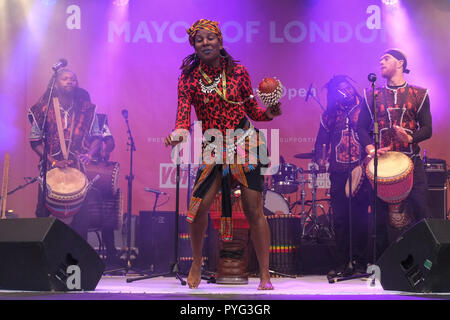 London, 27. Oktober 2018. Ein wesentlicher Teil der Bürgermeister von London's Black History Month Feiern, Tanz Gruppe Beeogo Yinga durchführen auf der Bühne des Festivals. Credit: Claire Doherty/Alamy leben Nachrichten Stockfoto