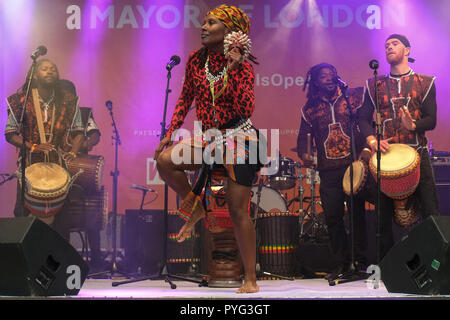 London, 27. Oktober 2018. Ein wesentlicher Teil der Bürgermeister von London's Black History Month Feiern, Tanz Gruppe Beeogo Yinga durchführen auf der Bühne des Festivals. Credit: Claire Doherty/Alamy leben Nachrichten Stockfoto