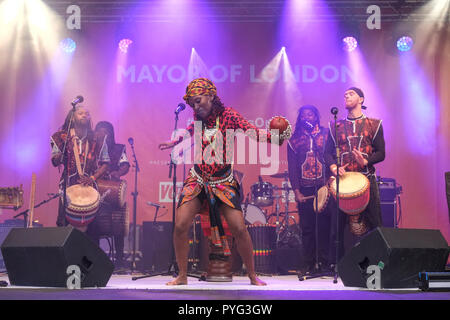 London, 27. Oktober 2018. Ein wesentlicher Teil der Bürgermeister von London's Black History Month Feiern, Tanz Gruppe Beeogo Yinga durchführen auf der Bühne des Festivals. Credit: Claire Doherty/Alamy leben Nachrichten Stockfoto