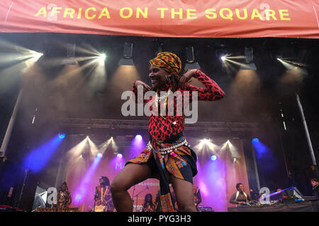 London, 27. Oktober 2018. Ein wesentlicher Teil der Bürgermeister von London's Black History Month Feiern, Tanz Gruppe Beeogo Yinga durchführen auf der Bühne des Festivals. Credit: Claire Doherty/Alamy leben Nachrichten Stockfoto