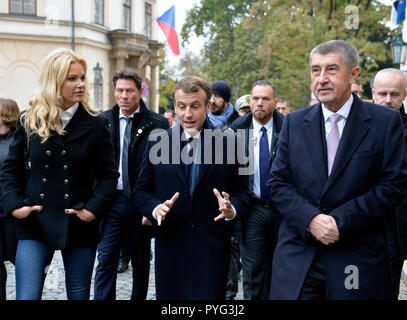 Prag, Tschechische Republik. 27 Okt, 2018. Der französische Präsident Emmanuel Längestrich (Mitte) ist bei einem Spaziergang in der Nähe der Karlsbrücke in Prag, Tschechische Republik, am 27. Oktober 2018 zu sehen, auf der rechten Seite ist der tschechische Premierminister Andrej Babis und seine Frau Monika Babisova (links). Quelle: Michaela Říhová/CTK Photo/Alamy leben Nachrichten Stockfoto