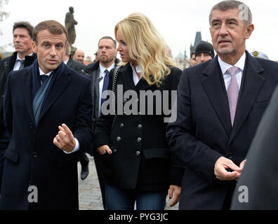 Prag, Tschechische Republik. 27 Okt, 2018. Der französische Präsident Emmanuel Längestrich (links) ist bei einem Spaziergang über die Karlsbrücke in Prag, Tschechische Republik, am 27. Oktober 2018 zu sehen, auf der rechten Seite ist der tschechische Premierminister Andrej Babis und seine Frau Monika Babisova (Mitte). Quelle: Michaela Říhová/CTK Photo/Alamy leben Nachrichten Stockfoto