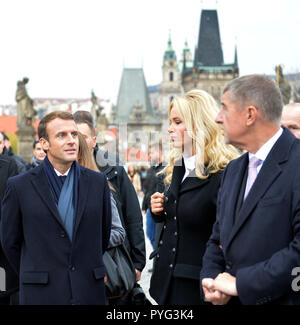 Prag, Tschechische Republik. 27 Okt, 2018. Der französische Präsident Emmanuel Längestrich (links) ist bei einem Spaziergang über die Karlsbrücke in Prag, Tschechische Republik, am 27. Oktober 2018 zu sehen, auf der rechten Seite ist der tschechische Premierminister Andrej Babis und seine Frau Monika Babisova (Mitte). Quelle: Michaela Říhová/CTK Photo/Alamy leben Nachrichten Stockfoto