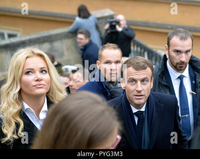 Prag, Tschechische Republik. 27 Okt, 2018. Der französische Präsident Emmanuel Längestrich (rechts vorne) ist bei einem Spaziergang über die Karlsbrücke in Prag, Tschechische Republik, am 27. Oktober 2018 gesehen, auf der linken Seite ist Frau des tschechischen Ministerpräsidenten Andrej Babis Monika Babisova. Quelle: Michaela Říhová/CTK Photo/Alamy leben Nachrichten Stockfoto