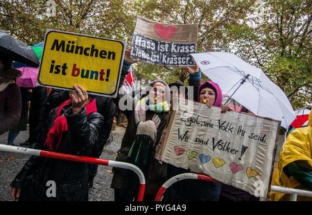 München, Bayern, Deutschland. 27 Okt, 2018. Gegendemonstranten gegen Pegida. Versuch, mehr Anhänger zu ziehen und PEGIDA in Bayern erweitern, 'Pegida Dresden'' angekündigt, ein Aussehen durch Gründer LUTZ BACHMANN und SIEGFRIED DAEBRITZ im Münchner Stadtteil Neuhausen. Letztlich, die zwei nicht ankommen, verlassen ca. 40 Pegida Anhänger gegen über 450 Gegendemonstranten bis März. Pegida Dresden in München ist eigentlich Pegida Nürnberg, der versucht, nach Süden nach München, wo die rivalisierenden Pegida Muenchen ist bereits aktiv zu erweitern. Die letztere Gruppe ist mehr eng verbunden Stockfoto