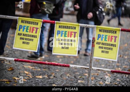 München, Bayern, Deutschland. 27 Okt, 2018. Versuch, mehr Anhänger zu ziehen und PEGIDA in Bayern erweitern, 'Pegida Dresden'' angekündigt, ein Aussehen durch Gründer LUTZ BACHMANN und SIEGFRIED DAEBRITZ im Münchner Stadtteil Neuhausen. Letztlich, die zwei nicht ankommen, verlassen ca. 40 Pegida Anhänger gegen über 450 Gegendemonstranten bis März. Pegida Dresden in München ist eigentlich Pegida Nürnberg, der versucht, nach Süden nach München, wo die rivalisierenden Pegida Muenchen ist bereits aktiv zu erweitern. Die letztere Gruppe ist eng mit Neonazis, verurteilten Terroristen, Stockfoto