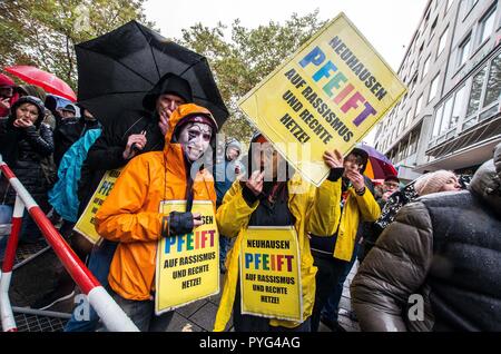 München, Bayern, Deutschland. 27 Okt, 2018. Gegendemonstranten gegen Pegida mit Aktion Zeichen der ''Neuhausen Pfeift''. Versuch, mehr Anhänger zu ziehen und PEGIDA in Bayern erweitern, 'Pegida Dresden'' angekündigt, ein Aussehen durch Gründer LUTZ BACHMANN und SIEGFRIED DAEBRITZ im Münchner Stadtteil Neuhausen. Letztlich, die zwei nicht ankommen, verlassen ca. 40 Pegida Anhänger gegen über 450 Gegendemonstranten bis März. Pegida Dresden in München ist eigentlich Pegida Nürnberg, der versucht, nach Süden nach München, wo die rivalisierenden Pegida Muenchen ist bereits aktiv zu erweitern. Stockfoto