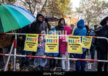 München, Bayern, Deutschland. 27 Okt, 2018. Gegendemonstranten gegen Pegida. Versuch, mehr Anhänger zu ziehen und PEGIDA in Bayern erweitern, 'Pegida Dresden'' angekündigt, ein Aussehen durch Gründer LUTZ BACHMANN und SIEGFRIED DAEBRITZ im Münchner Stadtteil Neuhausen. Letztlich, die zwei nicht ankommen, verlassen ca. 40 Pegida Anhänger gegen über 450 Gegendemonstranten bis März. Pegida Dresden in München ist eigentlich Pegida Nürnberg, der versucht, nach Süden nach München, wo die rivalisierenden Pegida Muenchen ist bereits aktiv zu erweitern. Die letztere Gruppe ist mehr eng verbunden Stockfoto