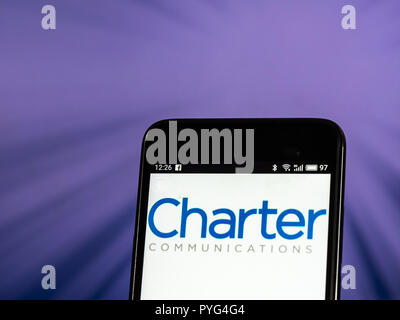 Kiew, Ukraine. 26 Okt, 2018. Charter Communications. Telekommunikation Firmenlogo auf dem Smartphone angezeigt. Charter Communications, Inc. ist ein US-amerikanisches Telekommunikationsunternehmen, die seine Dienstleistungen für Verbraucher und Unternehmen bietet unter dem Branding des Frequenzspektrums. Quelle: Igor Golovniov/SOPA Images/ZUMA Draht/Alamy leben Nachrichten Stockfoto