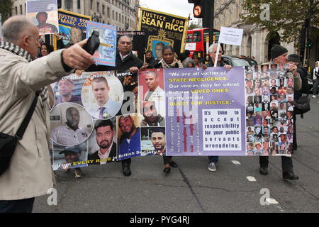 London, UK, 27. Oktober, 2018. Freunde, Verwandte und Unterstützer der Kampagne für Gerechtigkeit für die Menschen, die in der Haft gestorben, oder während sie verhaftet wurde, nehmen sie teil an der 20. jährlichen März durch die Vereinigten Familien und Freunde Kampagne organisiert. Der März geht von Trafalger Square Downing Street, wo eine Petition übergeben wird. Roland Ravenhill/Alamy Leben Nachrichten. Stockfoto