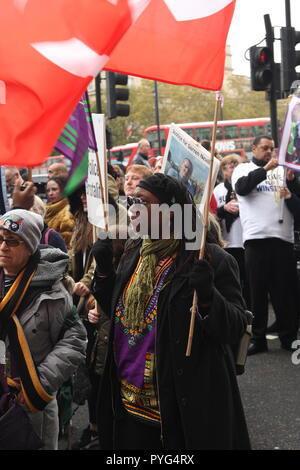 London, UK, 27. Oktober, 2018. Freunde, Verwandte und Unterstützer der Kampagne für Gerechtigkeit für die Menschen, die in der Haft gestorben, oder während sie verhaftet wurde, nehmen sie teil an der 20. jährlichen März durch die Vereinigten Familien und Freunde Kampagne organisiert. Der März geht von Trafalger Square Downing Street, wo eine Petition übergeben wird. Roland Ravenhill/Alamy Leben Nachrichten. Stockfoto