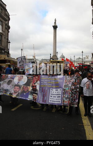 London, UK, 27. Oktober, 2018. Freunde, Verwandte und Unterstützer der Kampagne für Gerechtigkeit für die Menschen, die in der Haft gestorben, oder während sie verhaftet wurde, nehmen sie teil an der 20. jährlichen März durch die Vereinigten Familien und Freunde Kampagne organisiert. Der März geht vom Trafalgar Square, die Downing Street, wo eine Petition übergeben wird. Roland Ravenhill/Alamy Leben Nachrichten. Stockfoto