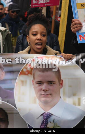 London, UK, 27. Oktober, 2018. Freunde, Verwandte und Unterstützer der Kampagne für Gerechtigkeit für die Menschen, die in der Haft gestorben, oder während sie verhaftet wurde, nehmen sie teil an der 20. jährlichen März durch die Vereinigten Familien und Freunde Kampagne organisiert. Der März geht von Trafalger Square Downing Street, wo eine Petition übergeben wird. Roland Ravenhill/Alamy Leben Nachrichten. Stockfoto