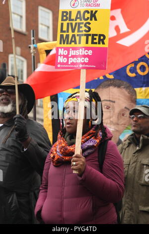 London, UK, 27. Oktober, 2018. Freunde, Verwandte und Unterstützer der Kampagne für Gerechtigkeit für die Menschen, die in der Haft gestorben, oder während sie verhaftet wurde, nehmen sie teil an der 20. jährlichen März durch die Vereinigten Familien und Freunde Kampagne organisiert. Der März geht von Trafalger Square Downing Street, wo eine Petition übergeben wird. Roland Ravenhill/Alamy Leben Nachrichten. Stockfoto
