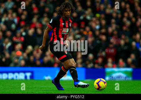 London, Großbritannien. 27. Oktober 2018. Nathan Ake von Bournemouth in Aktion. Premier League match, Fulham v AFC Bournemouth im Craven Cottage in London am Samstag, den 27. Oktober 2018. Dieses Bild dürfen nur für redaktionelle Zwecke verwendet werden. Nur die redaktionelle Nutzung, eine Lizenz für die gewerbliche Nutzung erforderlich. Keine Verwendung in Wetten, Spiele oder einer einzelnen Verein/Liga/player Publikationen. pic von Steffan Bowen/Andrew Orchard sport Fotografie/Alamy leben Nachrichten Stockfoto