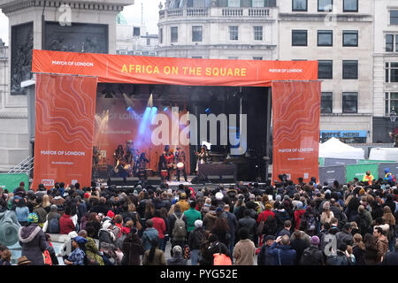 London, 27. Oktober 2018. Ein wesentlicher Teil der Bürgermeister von London's Black History Month Feiern, Tanz Gruppe Beeogo Yinga durchführen auf der Bühne des Festivals. Credit: Claire Doherty/Alamy leben Nachrichten Stockfoto