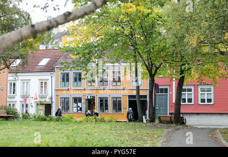 04 Oktober 2018, Norwegen, Trondheim: 04. Oktober 2018, Norwegen, Trondheim: Historische Holzhäuser in der bakklandet Bezirk von Trondheim in Norwegen. Quartal der Arbeiter mit seinen Teilweise verschachtelte alte Häuser hat ein touristischer Magnet mit Cafés und Galerien. Foto: Jan Woitas/dpa-Zentralbild/ZB Stockfoto