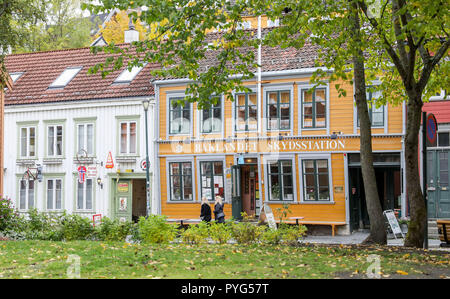 04 Oktober 2018, Norwegen, Trondheim: 04. Oktober 2018, Norwegen, Trondheim: Historische Holzhäuser in der bakklandet Bezirk von Trondheim in Norwegen. Quartal der Arbeiter mit seinen Teilweise verschachtelte alte Häuser hat ein touristischer Magnet mit Cafés und Galerien. Foto: Jan Woitas/dpa-Zentralbild/ZB Stockfoto