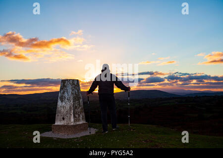 Flintshire, Nord Wales am 27. Oktober 2018. UK Wetter: Ein arctic Blast, Schnee und eisigen Temperaturen für viele Teile des Vereinigten Königreichs. Einen spektakulären Sonnenuntergang über dem Clwydian Hügel reichen von oben Halkyn Berg auf dem Flintshire Seite der Palette © DGDImages/AlamyNews Stockfoto