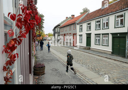 04 Oktober 2018, Norwegen, Trondheim: 04. Oktober 2018, Norwegen, Trondheim: Historische Holzhäuser in der bakklandet Bezirk von Trondheim in Norwegen. Quartal der Arbeiter mit seinen Teilweise verschachtelte alte Häuser hat ein touristischer Magnet mit Cafés und Galerien. Foto: Jan Woitas/dpa-Zentralbild/ZB Stockfoto