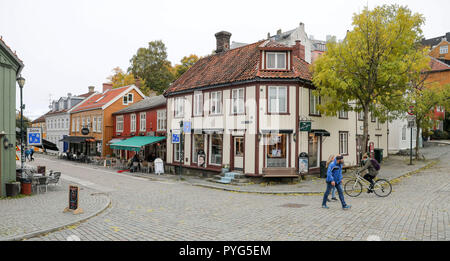 04 Oktober 2018, Norwegen, Trondheim: 04. Oktober 2018, Norwegen, Trondheim: Historische Holzhäuser in der bakklandet Bezirk von Trondheim in Norwegen. Quartal der Arbeiter mit seinen Teilweise verschachtelte alte Häuser hat ein touristischer Magnet mit Cafés und Galerien. Foto: Jan Woitas/dpa-Zentralbild/ZB Stockfoto