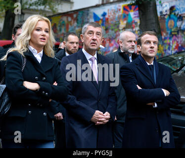 Prag, Tschechische Republik. 27 Okt, 2018. Der französische Präsident Emmanuel Längestrich (rechts) ist bei einem Spaziergang durch Prag, Tschechische Republik, am 27. Oktober 2018 gesehen, mit dem tschechischen Premierminister Andrej Babis (Mitte) und seine Frau Monika Babisova (links). Quelle: Michaela Říhová/CTK Photo/Alamy leben Nachrichten Stockfoto