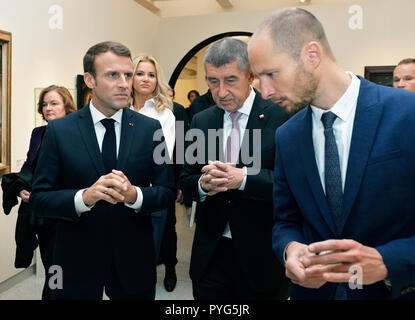 Prag, Tschechische Republik. 27 Okt, 2018. Der französische Präsident Emmanuel Längestrich (links) ist bei einem Besuch der National Gallery in Prag, Tschechische Republik, am 27. Oktober 2018 gesehen, mit dem tschechischen Premierminister Andrej Babis (Mitte) und seine Frau Monika Babisova (Mitte, hinten). Quelle: Michaela Říhová/CTK Photo/Alamy leben Nachrichten Stockfoto
