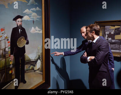 Prag, Tschechische Republik. 27 Okt, 2018. Der französische Präsident Emmanuel Längestrich (rechts) ist bei einem Besuch der National Gallery in Prag, Tschechische Republik, am 27. Oktober 2018 gesehen, mit dem tschechischen Premierminister Andrej Babis (nicht gesehen). Auf dem Foto ist die Farbe von Henri Rousseau gesehen namens Self Portrait. Quelle: Michaela Říhová/CTK Photo/Alamy leben Nachrichten Stockfoto