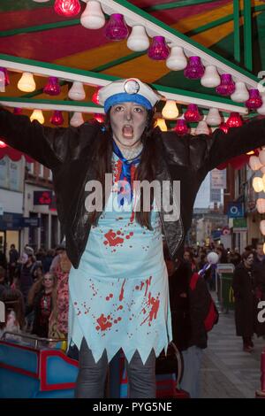 Maidenhead, Großbritannien. 27. Oktober 2018. Maidenhead, Großbritannien - 6 70563 Zombie Walk Credit: Andrew Spiers/Alamy leben Nachrichten Stockfoto