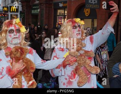 Maidenhead, Großbritannien. 27. Oktober 2018. Maidenhead, Großbritannien - 6 70563 Zombie Walk Credit: Andrew Spiers/Alamy leben Nachrichten Stockfoto