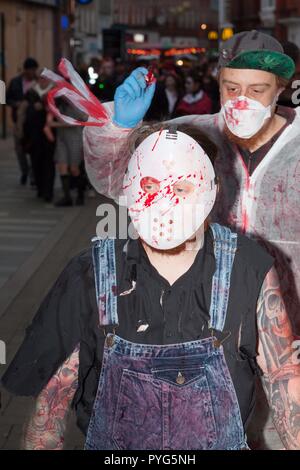 Maidenhead, Großbritannien. 27. Oktober 2018. Maidenhead, Großbritannien - 6 70563 Zombie Walk Credit: Andrew Spiers/Alamy leben Nachrichten Stockfoto