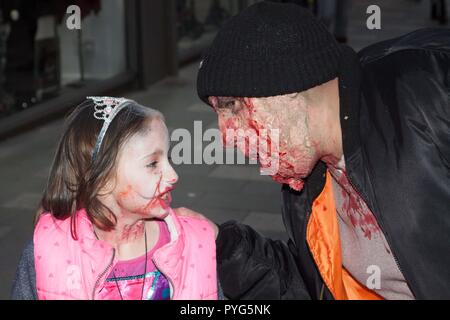 Maidenhead, Großbritannien. 27. Oktober 2018. Maidenhead, Großbritannien - 6 70563 Zombie Walk Credit: Andrew Spiers/Alamy leben Nachrichten Stockfoto