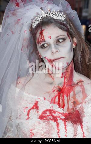 Maidenhead, Großbritannien. 27. Oktober 2018. Maidenhead, Großbritannien - 6 70563 Zombie Walk Credit: Andrew Spiers/Alamy leben Nachrichten Stockfoto